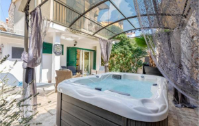 Amazing home in Sisan with Jacuzzi, WiFi and 2 Bedrooms